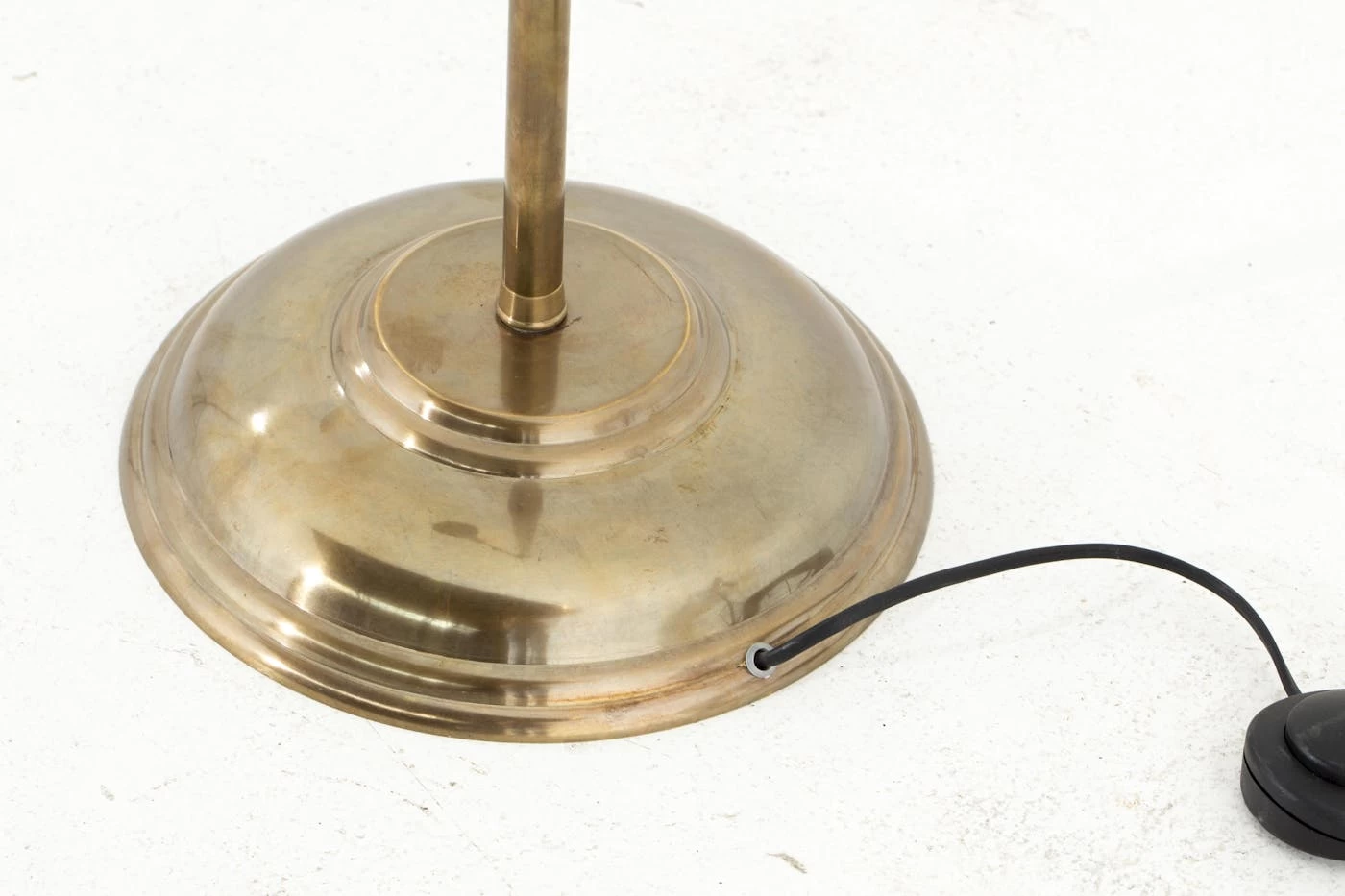 TWIST, Floor Lamp, Brass Finish 5 TWIST, Floor Lamp, Brass Finish – Image 5