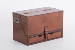MANHATTAN, Desk-organiser, Brown Leather -Boutique De Décoration https3A2F2Fwww.flamant.com2Fmedia2Fcatalog2Fproduct2F22F32F2387 14 03 2023T133A373A24