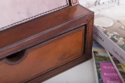 MANHATTAN, Desk-organiser, Brown Leather -Boutique De Décoration https3A2F2Fwww.flamant.com2Fmedia2Fcatalog2Fproduct2F22F32F2390 14 03 2023T133A373A29