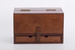 MANHATTAN, Desk-organiser, Brown Leather -Boutique De Décoration https3A2F2Fwww.flamant.com2Fmedia2Fcatalog2Fproduct2F22F32F2392 14 03 2023T133A373A31
