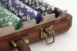 MANHATTAN, Poker Set, Brown Leather 10 MANHATTAN, Poker Set, Brown Leather -Boutique De Décoration https3A2F2Fwww.flamant.com2Fmedia2Fcatalog2Fproduct2F22F82F28958 14 03 2023T203A393A44