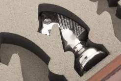 MANHATTAN, Chess Set, Brown Leaher -Boutique De Décoration https3A2F2Fwww.flamant.com2Fmedia2Fcatalog2Fproduct2F32F02F30851 14 03 2023T203A383A19