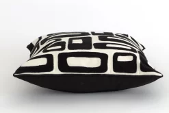 TORO, Cushion, Model 1 -Boutique De Décoration https3A2F2Fwww.flamant.com2Fmedia2Fcatalog2Fproduct2F42F02F40471 14 03 2023T143A553A27