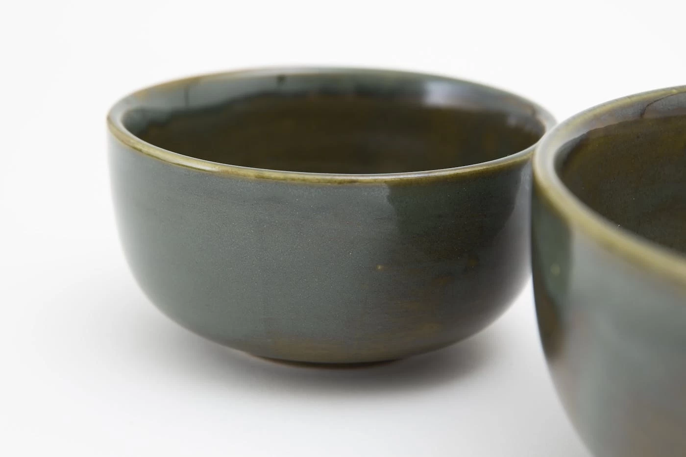CAMERON, Bowl, Handmade Pottery, Green, L, Model 2 4 CAMERON, Bowl, Handmade Pottery, Green, L, Model 2 – Image 4
