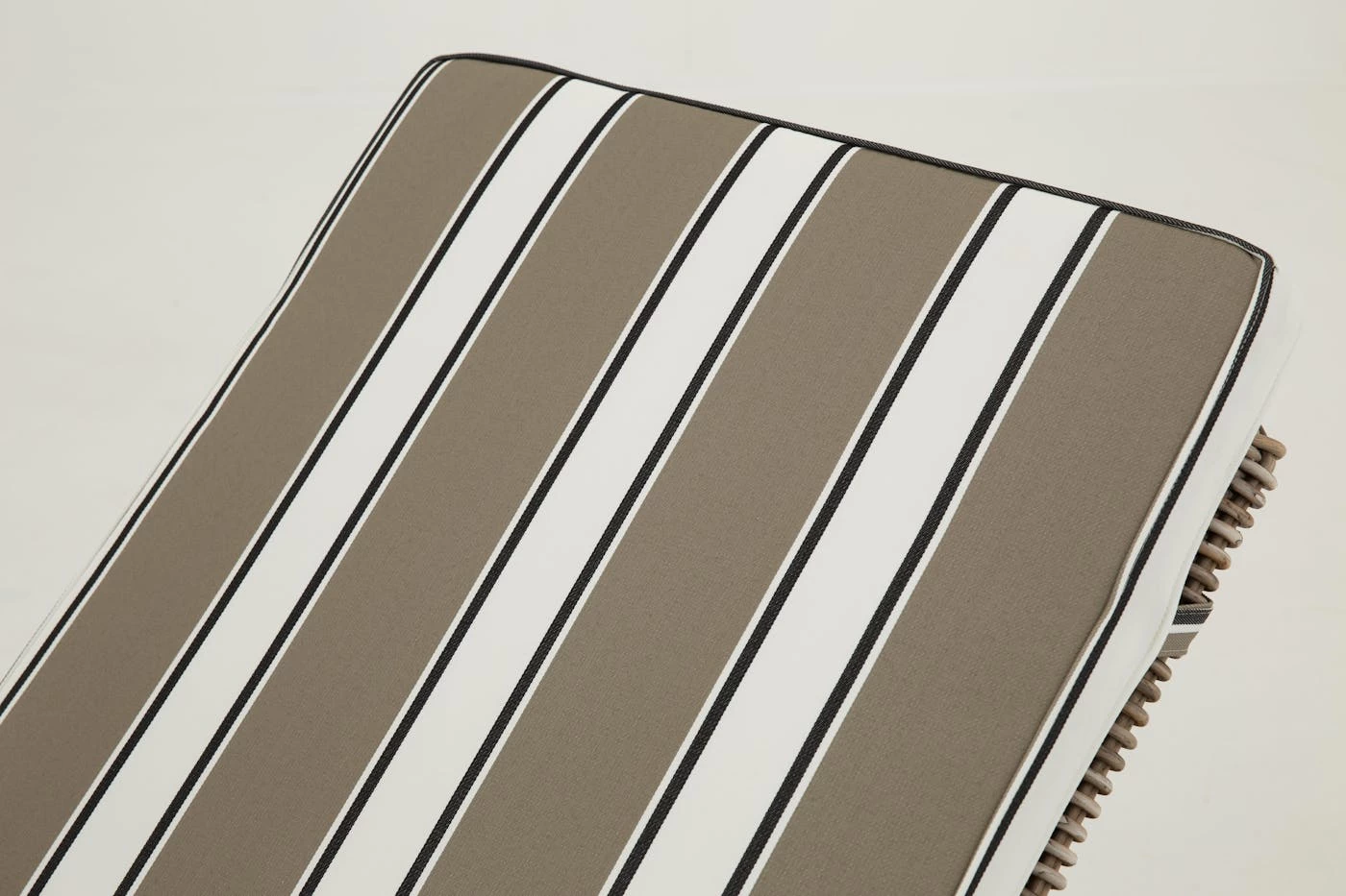 HILLS, Sunbed, With Cushion Curiosity 4 HILLS, Sunbed, With Cushion Curiosity – Image 4