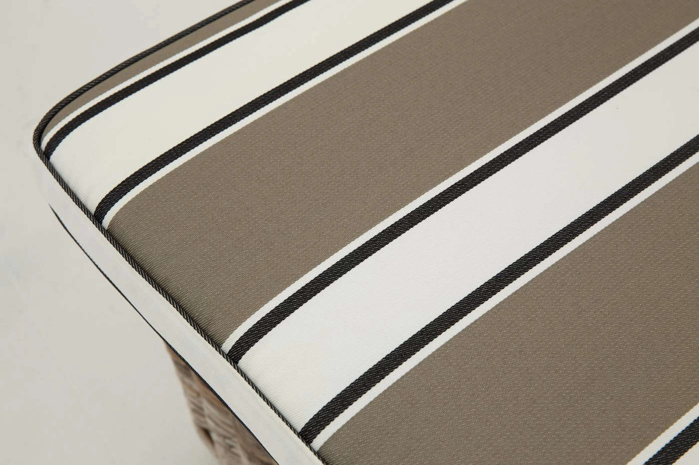 HILLS, Sunbed, With Cushion Curiosity 5 HILLS, Sunbed, With Cushion Curiosity – Image 5