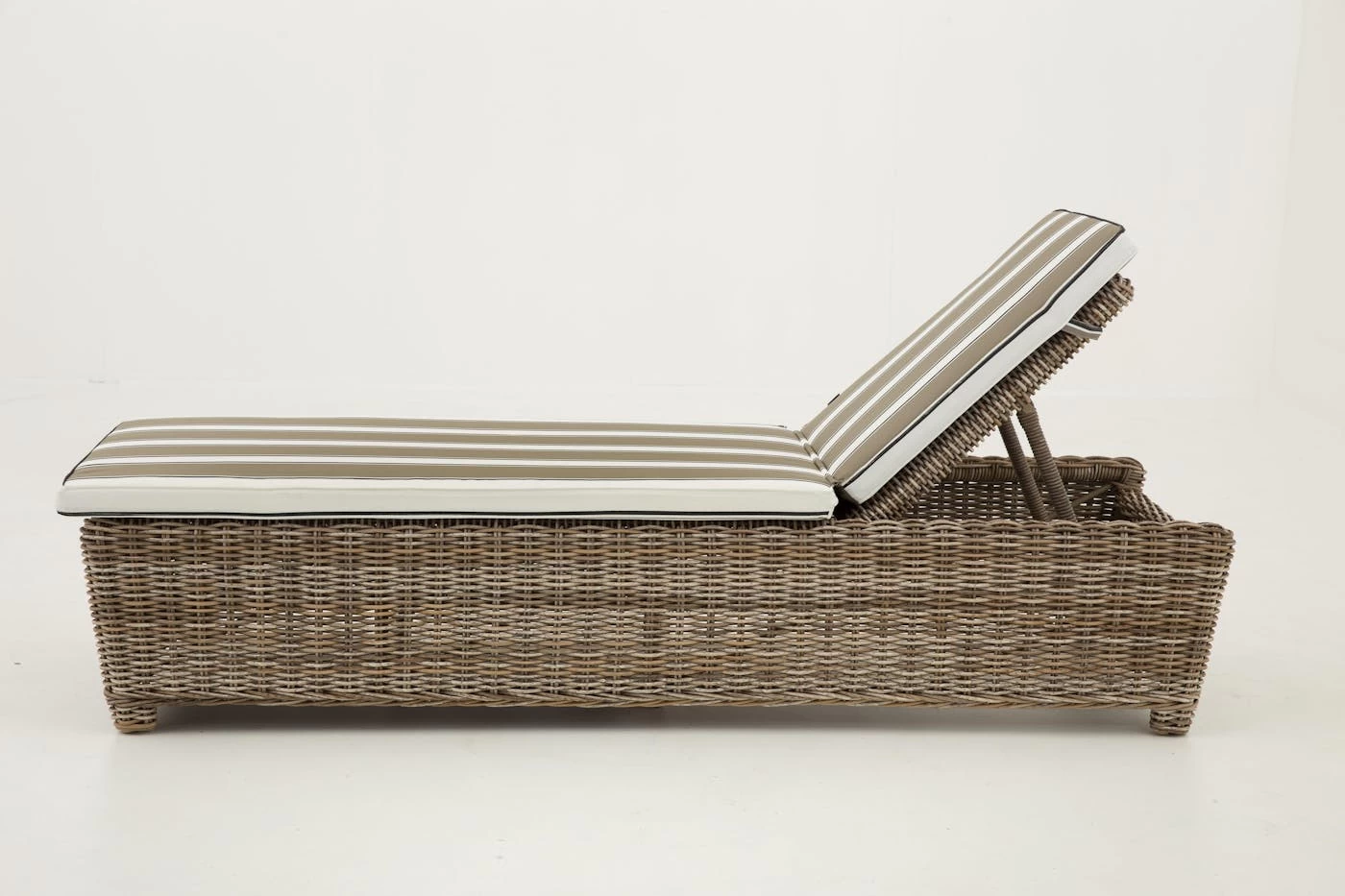 HILLS, Sunbed, With Cushion Curiosity 7 HILLS, Sunbed, With Cushion Curiosity – Image 7