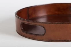 MANHATTAN, Tray, Brown Leather, Round -Boutique De Décoration https3A2F2Fwww.flamant.com2Fmedia2Fcatalog2Fproduct2F92F52F9519 14 03 2023T173A283A36