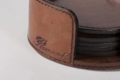 MANHATTAN, Coaster, Round, Brown Leather, Set Of 6 -Boutique De Décoration https3A2F2Fwww.flamant.com2Fmedia2Fcatalog2Fproduct2F92F62F9629 14 03 2023T173A313A46